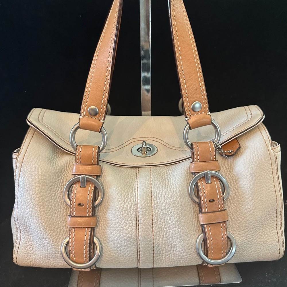 2010 Chelsea Coach Cream Pebbled Leather Shoulder Bag with Tan Straps - Picture 6 of 16